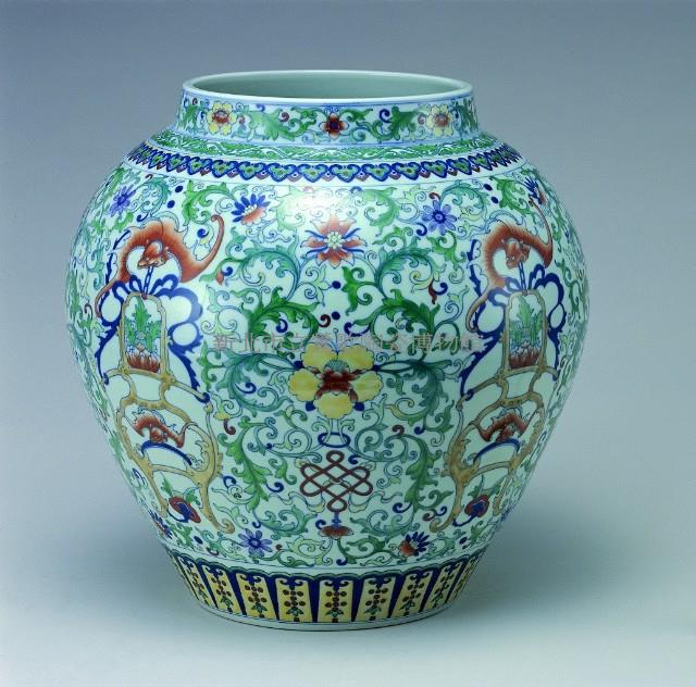 Urn in Doucai with floral scrolls Collection Image