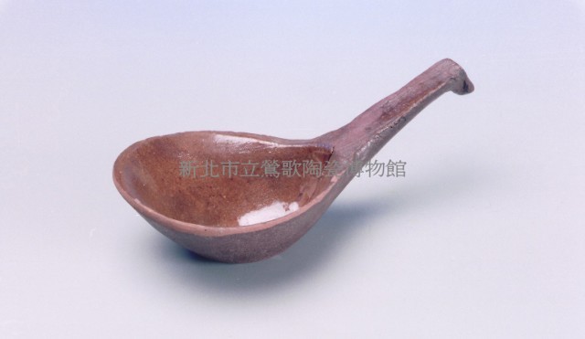 (陶器丁24)大湯匙(暗青草花 磚胎)藏品圖，第1張