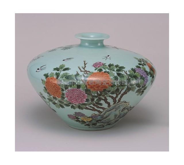 Bottle in famille- rose with decoration of peony Collection Image, Figure 1, Total 2 Figures