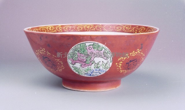 珊瑚紅獅子牡丹紋大湯碗藏品圖，第1張