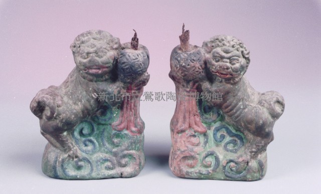 獅子戲球素燒加彩燭臺藏品圖，第1張