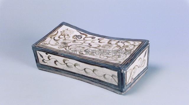 方形草紋枕藏品圖，第1張