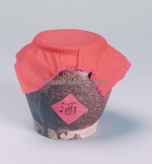 白陶小酒罐藏品圖，第1張