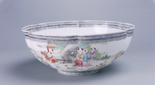 Thin Bowl with Contrasting Colors Collection Image