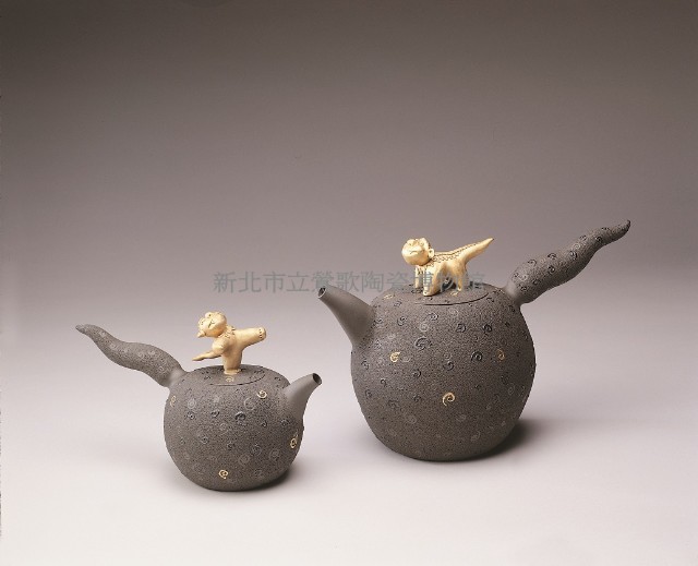 Patterned Teapot with Lion Decoration Collection Image