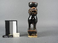 赤釉獅座燭台藏品圖，第1張