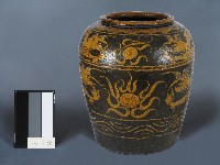 黃釉刻花龍紋水缸藏品圖，第1張