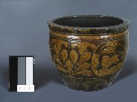 黃釉刻花鳥獸花卉紋水缸藏品圖，第1張