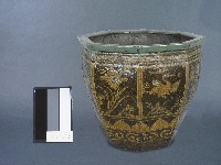 黃釉刻花花鳥紋水缸藏品圖，第1張