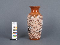 赤釉梅花紋花瓶藏品圖，第2張