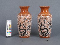 赤釉梅花紋花瓶藏品圖，第2張