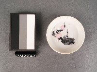彩繪梅花紋碟藏品圖，第1張