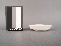 彩繪梅花紋碟藏品圖，第2張