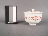 紅彩花卉紋杯藏品圖，第1張