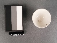 青花桃紅彩花卉紋杯藏品圖，第2張