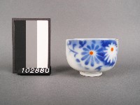 青花橘彩花卉紋杯藏品圖，第1張