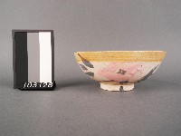 黃金釉紅綠彩花卉紋碗藏品圖，第1張