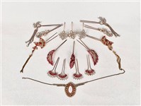 梅紅及白水鑽珠花頭飾 藏品圖，第1張