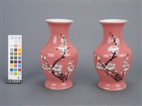 紅釉花卉紋花瓶藏品圖，第1張