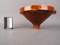 赤釉漏斗藏品圖，第1張