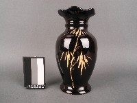 赤釉刻花花瓶藏品圖，第1張