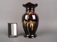 赤釉刻花花瓶藏品圖，第1張