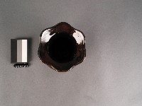 赤釉刻花花瓶藏品圖，第2張