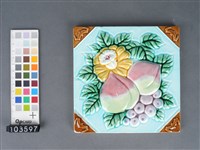 彩繪花卉果實紋浮雕磁磚藏品圖，第1張