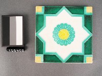 黃綠彩花卉幾何紋磁磚藏品圖，第1張