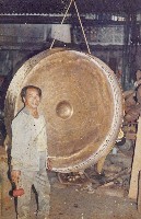 林午先生與五尺大鑼合影藏品圖，第1張