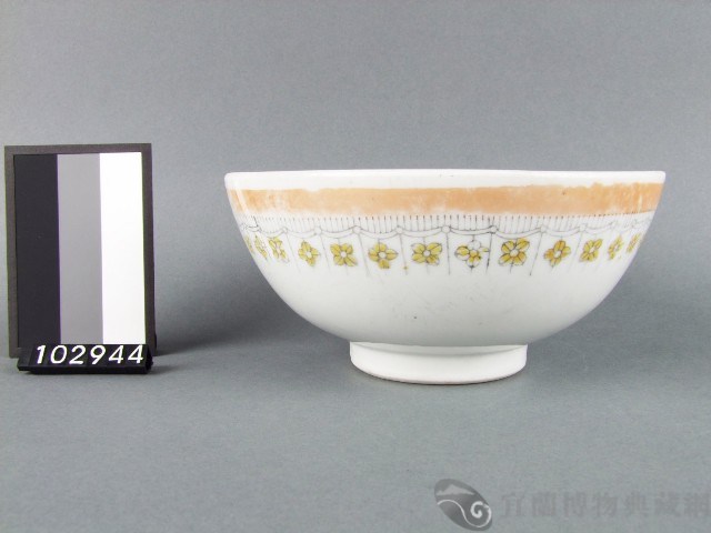 黃金釉黑黃彩花卉紋碗藏品圖，第1張