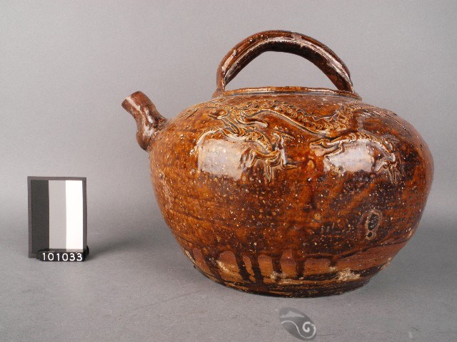 赤釉龍紋茶壺藏品圖，第1張