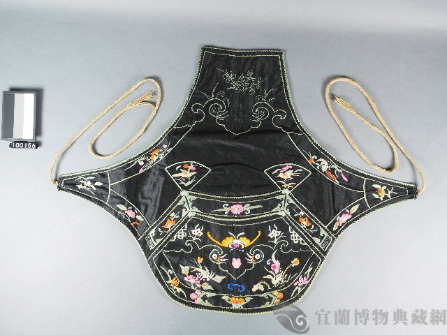 彩繡肚兜藏品圖，第1張