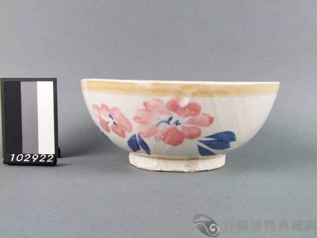 黃金釉青花桃紅彩花卉紋碗藏品圖，第1張