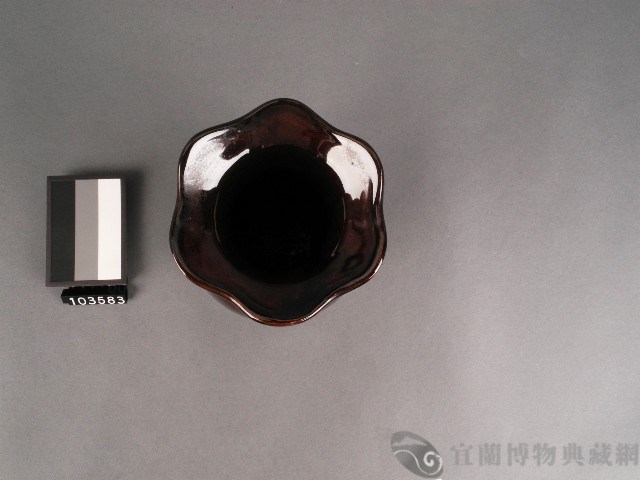赤釉刻花花瓶藏品圖，第2張
