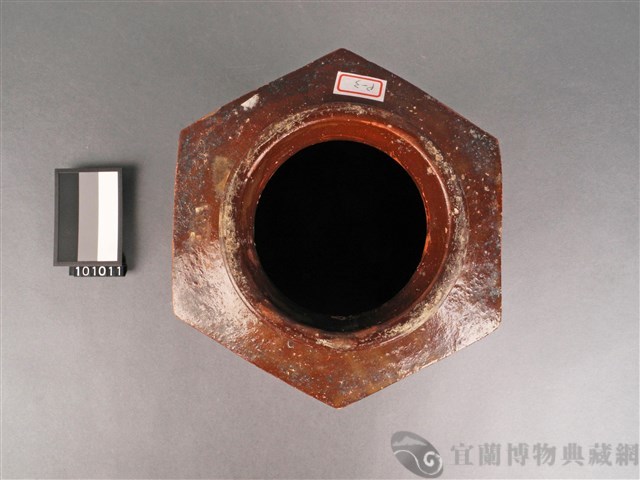 褐釉六角陶罐藏品圖，第2張