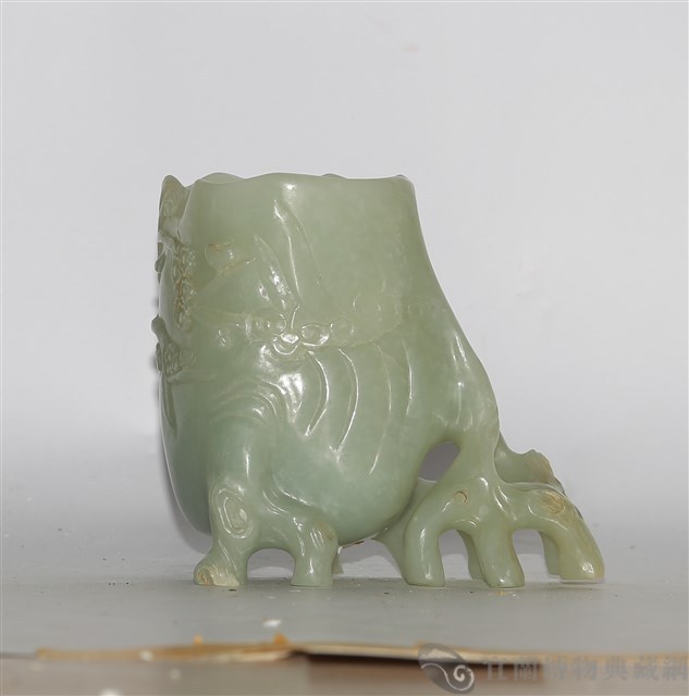 白玉樹根枝筆筒藏品圖，第1張