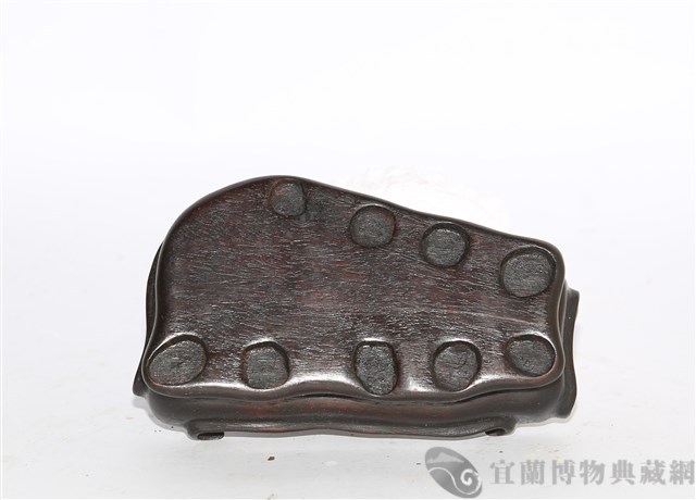 白玉樹根枝筆筒藏品圖，第2張