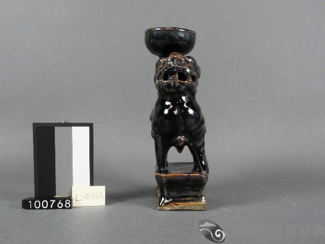 赤釉獅座燭台藏品圖，第1張