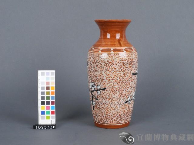 赤釉梅花紋花瓶藏品圖，第2張