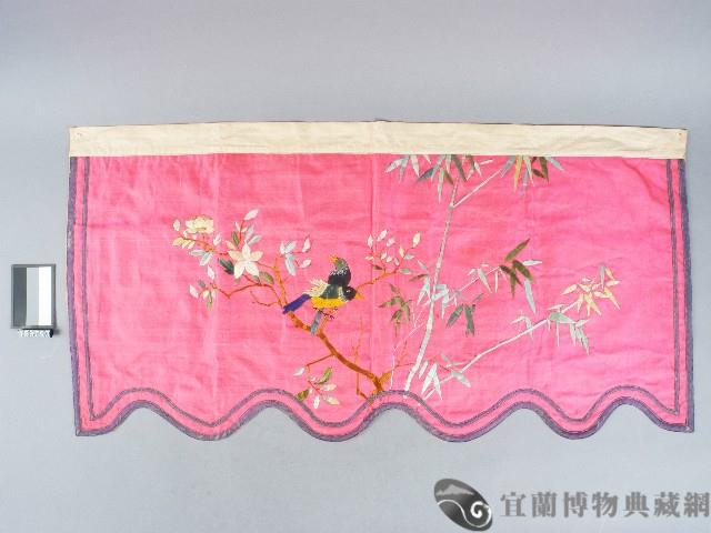 紅底花竹鳥紋門籬布飾藏品圖，第1張