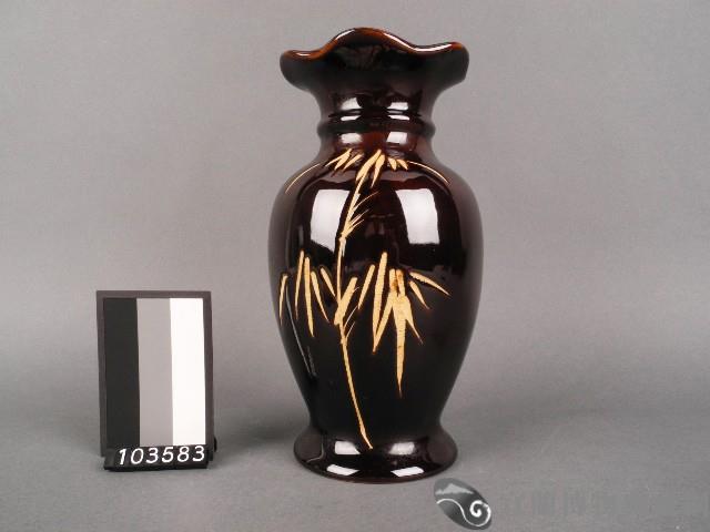 赤釉刻花花瓶藏品圖，第1張