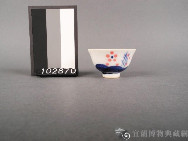 青花桃紅彩花卉紋杯藏品圖，第1張