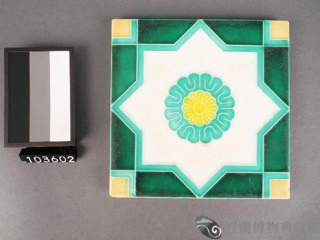 黃綠彩花卉幾何紋磁磚藏品圖，第1張