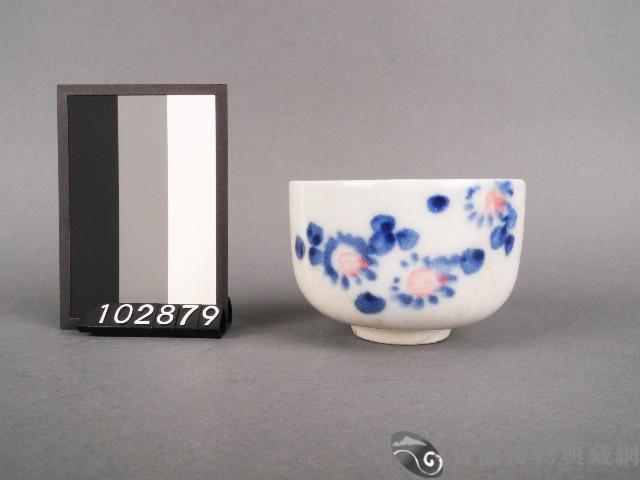 青花桃紅彩花卉紋杯藏品圖，第1張