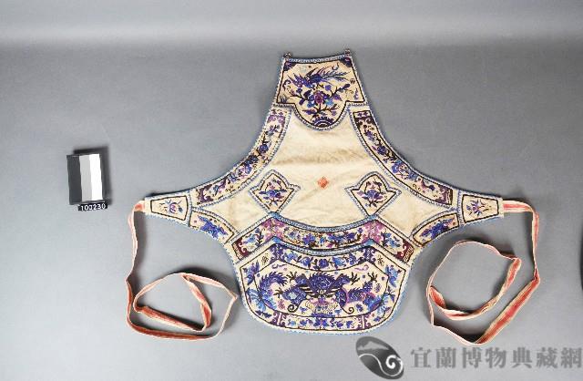 白布龍紋肚兜藏品圖，第1張