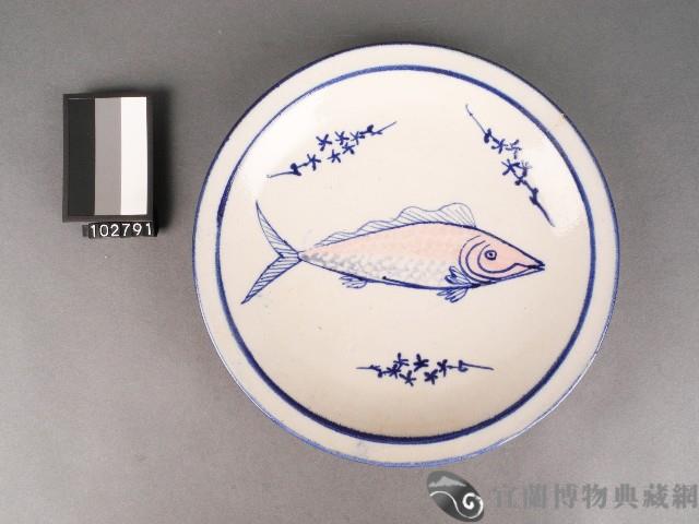 青花桃紅彩魚紋盤藏品圖，第1張