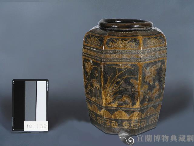 黃釉刻花鳥獸花卉紋水缸藏品圖，第1張