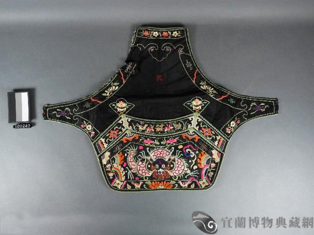 繡花龍紋肚兜藏品圖，第1張