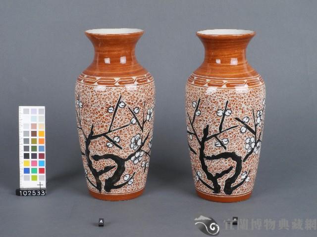 赤釉梅花紋花瓶藏品圖，第1張